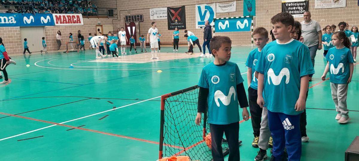 Escolares de Toro disfrutan de una mañana de fútbol sala con los Mega Cracks del Inter Movistar