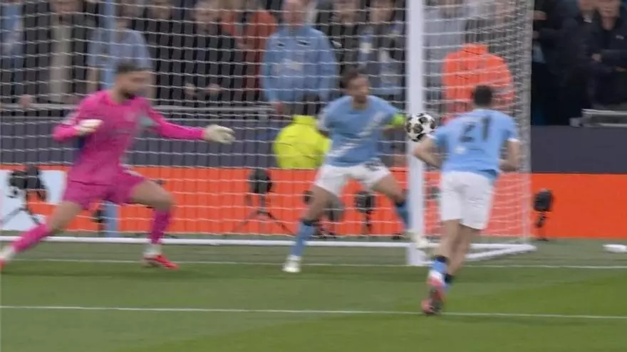 ¡Bernardo Silva fue expulsado tras una mano dentro del área!