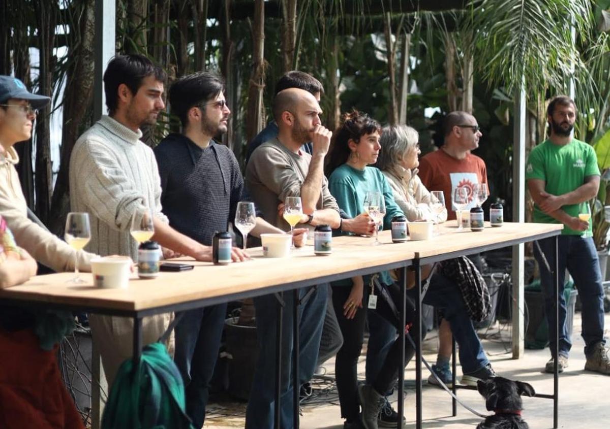 Tast de vins i cerveses durant la Festa de la Primavera de Jardineria Martí.