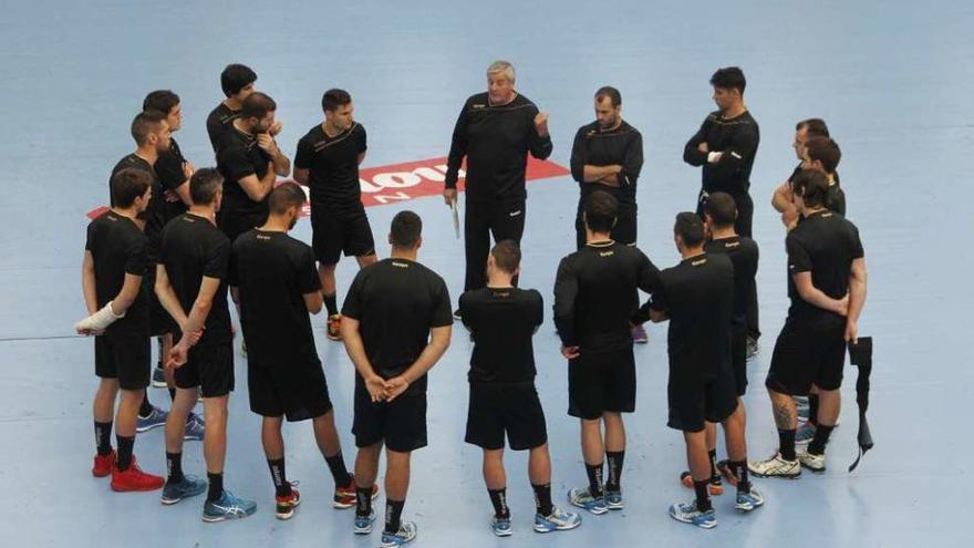 Pillo charla con sus jugadores al término de una sesión de entrenamiento. // Gonzalo Núñez