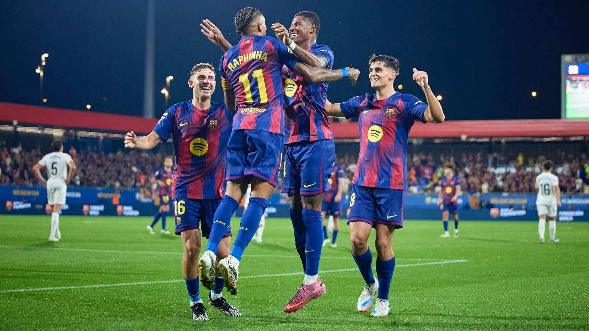 Los jugadores del Barça celebran en el campo