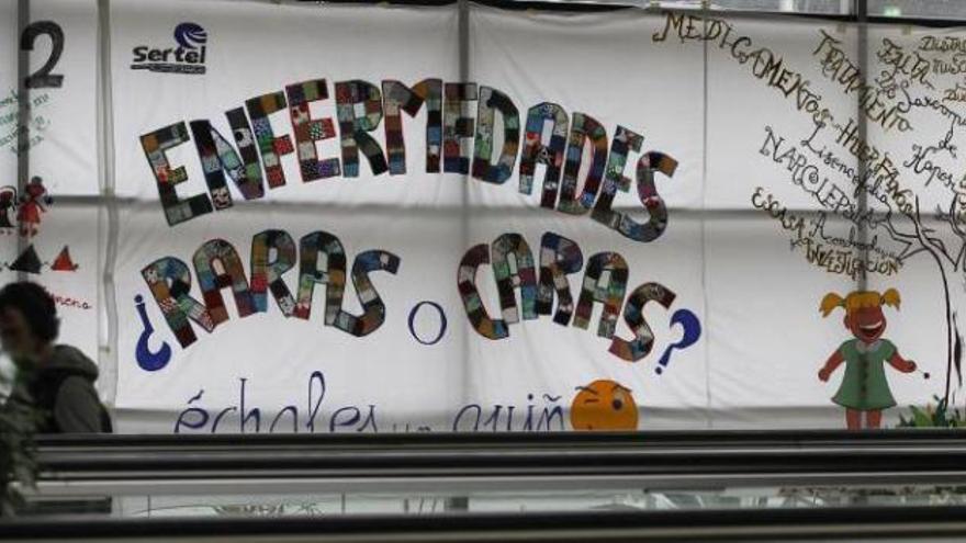 Pancarta instalada por la Fundación ONCE y FEDER en Barajas.