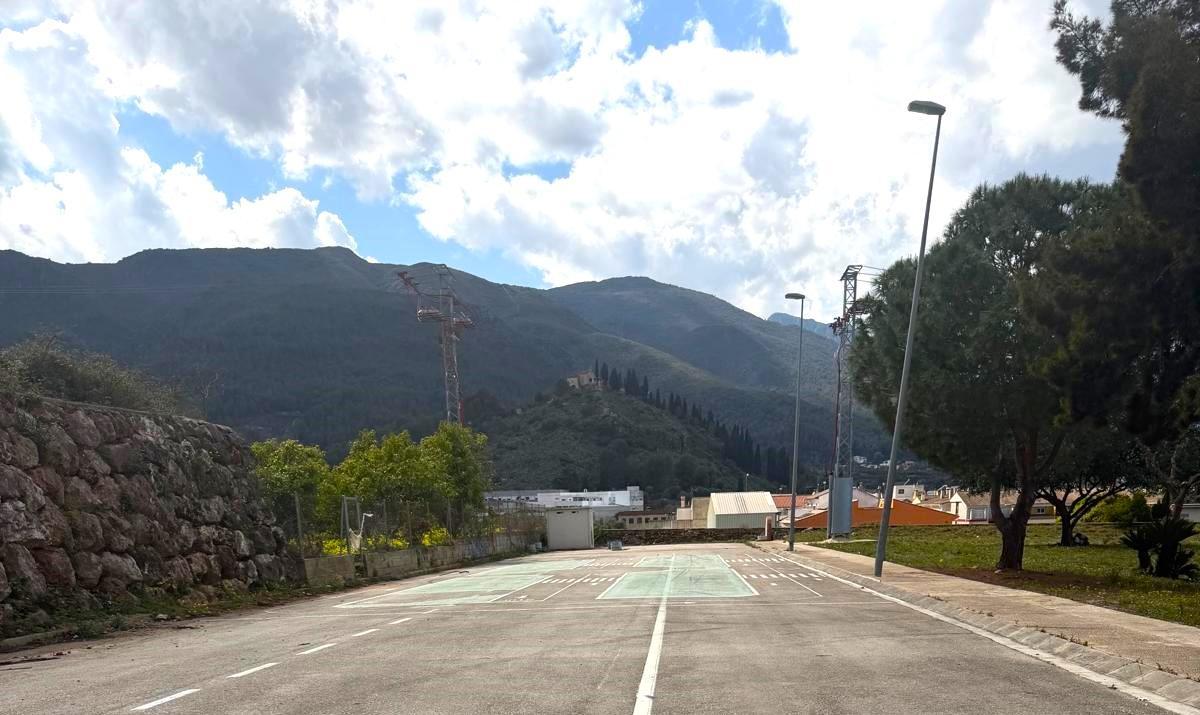 Vial inacabado en el polígono industrial que podría servir de ronda.