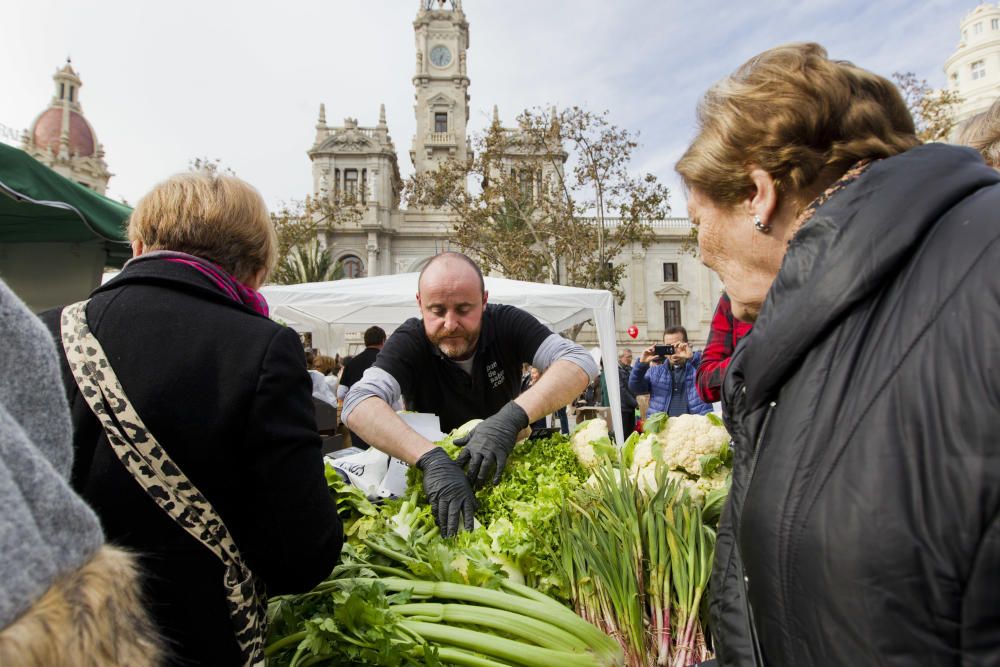 Mercado ecológico en la plaza del Ayuntamiento de Valencia