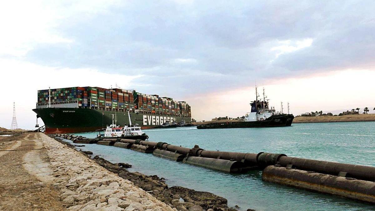 Foto d&#039;arxiu de les tasques per alliberar l&#039;«Ever Given» al canal de Suez.