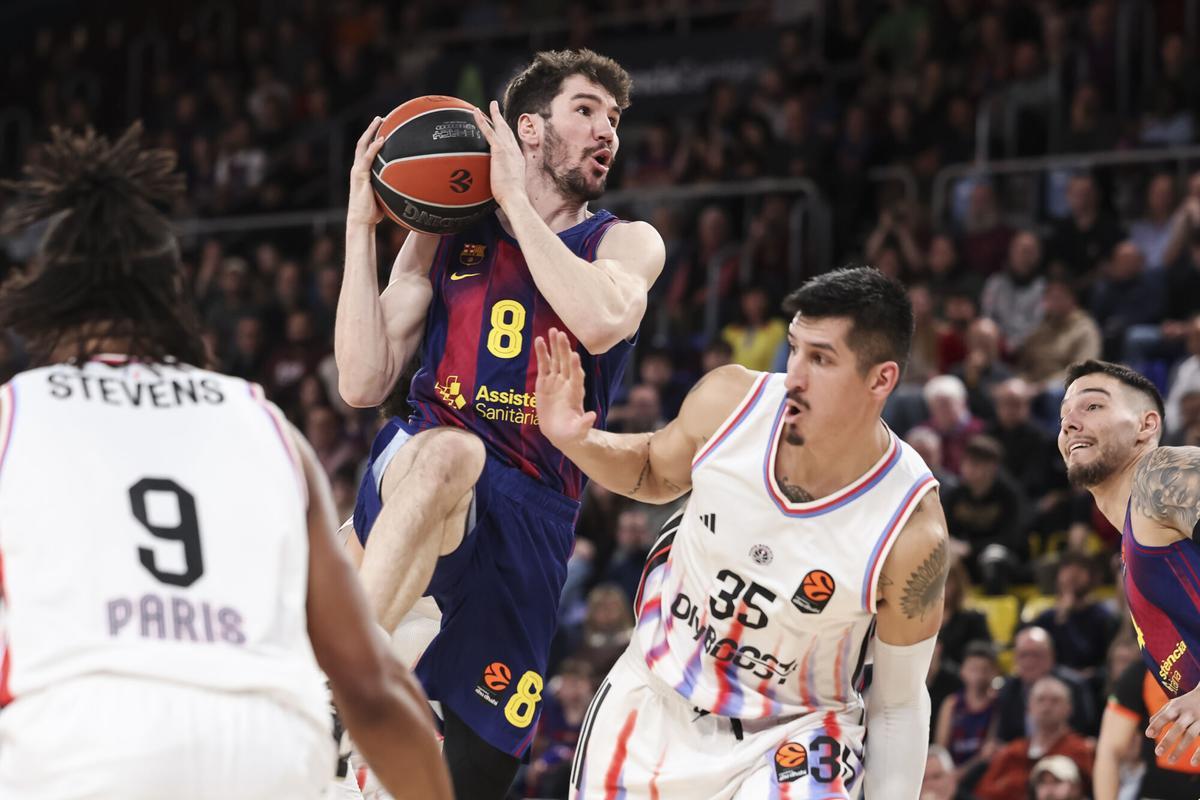 Brizuela captura el balón en el partido de este jueves en el Palau.