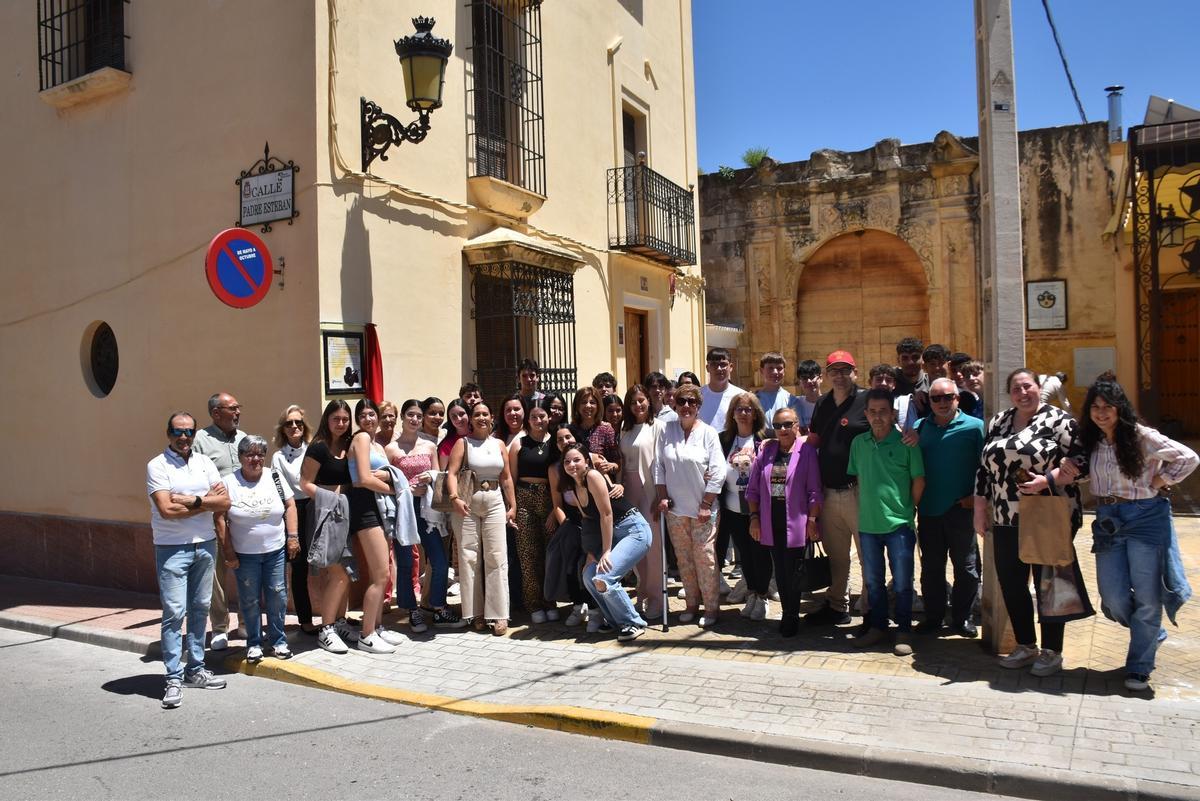 Participantes en el homenaje celebrado en la Plaza del Convento, junto al azulejo conmemorativo.