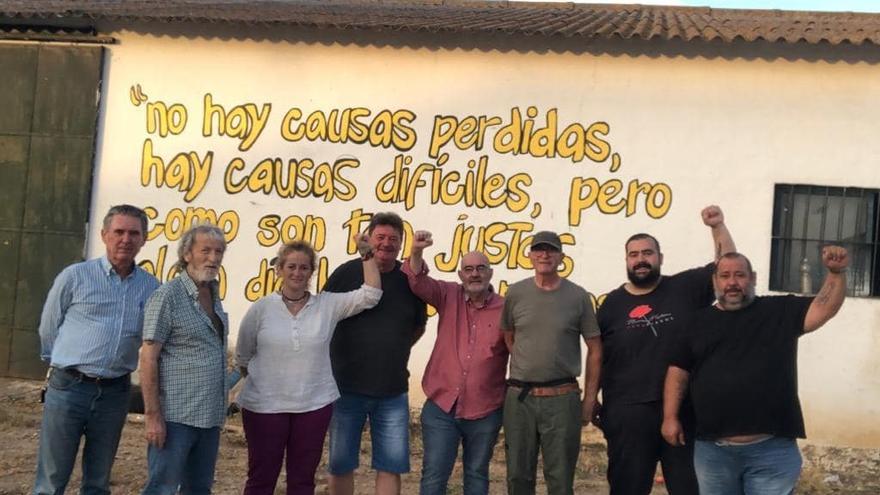 Miembros del SAT en la finca Somonte