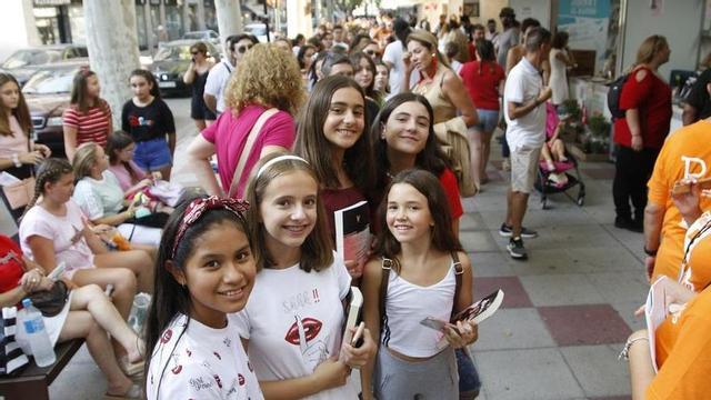 Algunas de las lectoras que hicieron cola para conseguir una firma de la joven escritora y youtuber Laura López.