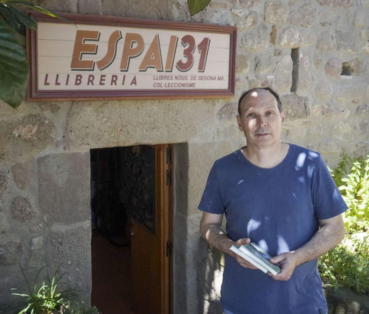 Pau Urgell, a l’entrada de la llibreria que regenta a Sagàs | MIREIA ARSO