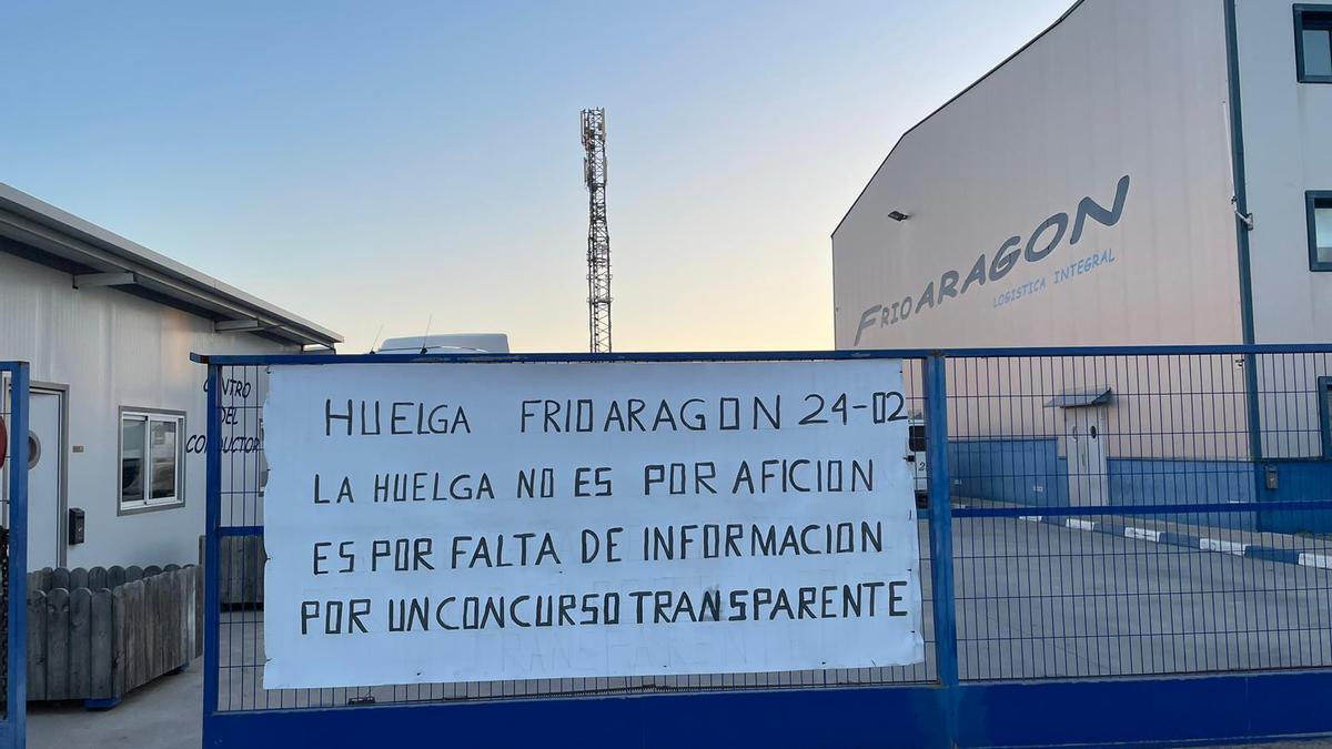 La pancarta que los trabajadores de la concursada Frío Aragón han colgado en la entrada de la nave en Villanueva.