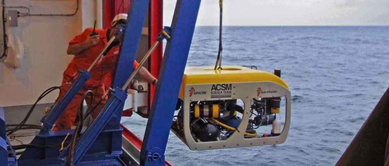 Despliegue de un robot submarino desde uno de los barcos de ACSM.