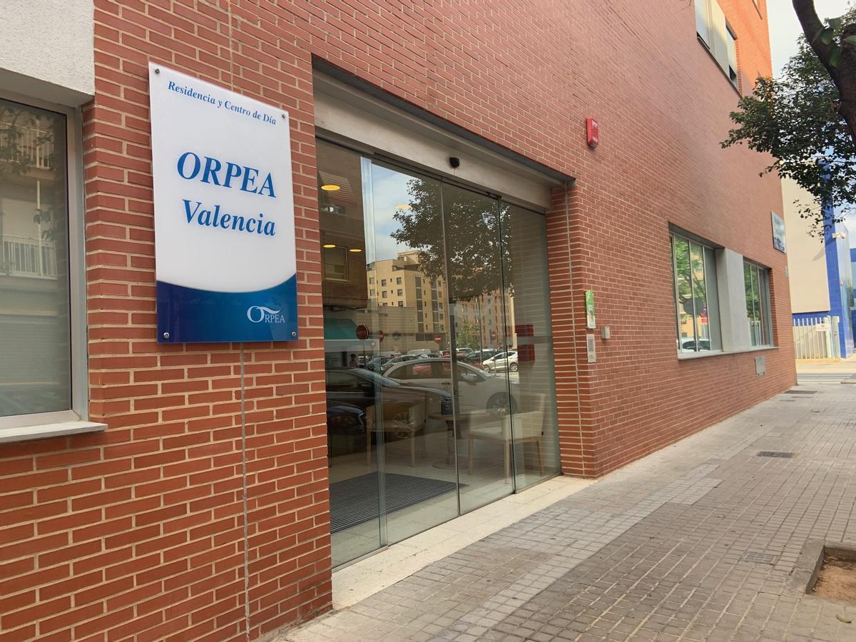 Puerta principal de la residencia Orpea, en València.