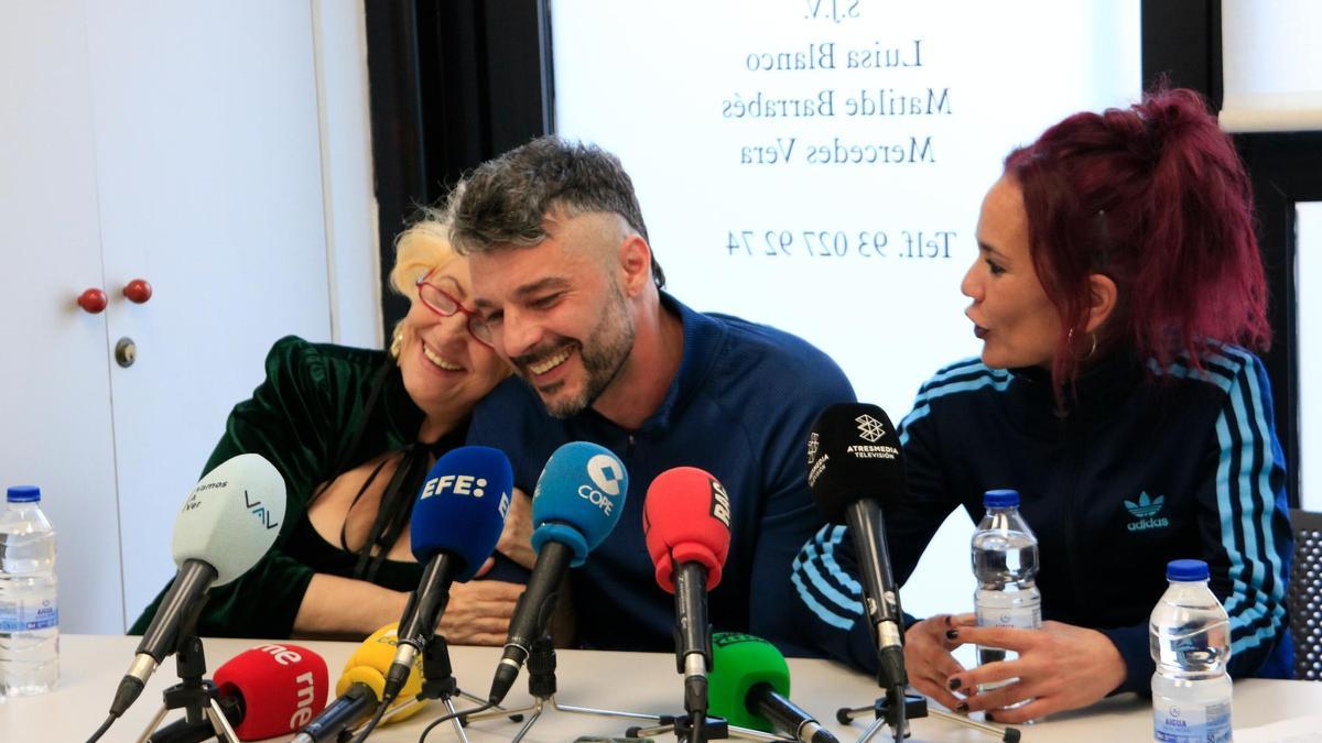 La presidenta de l'associació El Defensor del Pacient, Carmen Flores, fa un gest afectuós cap als pares del Luca, un nen que va quedar paraplègic després d'una operació, en una roda de premsa a Barcelona.