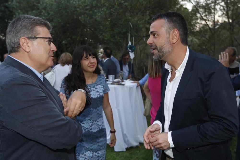 El directiu de Sarfa Enric Gimeno (a l’esquerra), la seva filla, Anna Gimeno (centre) i el conseller de Cultura, Santi Vila, conversant durant la recepció