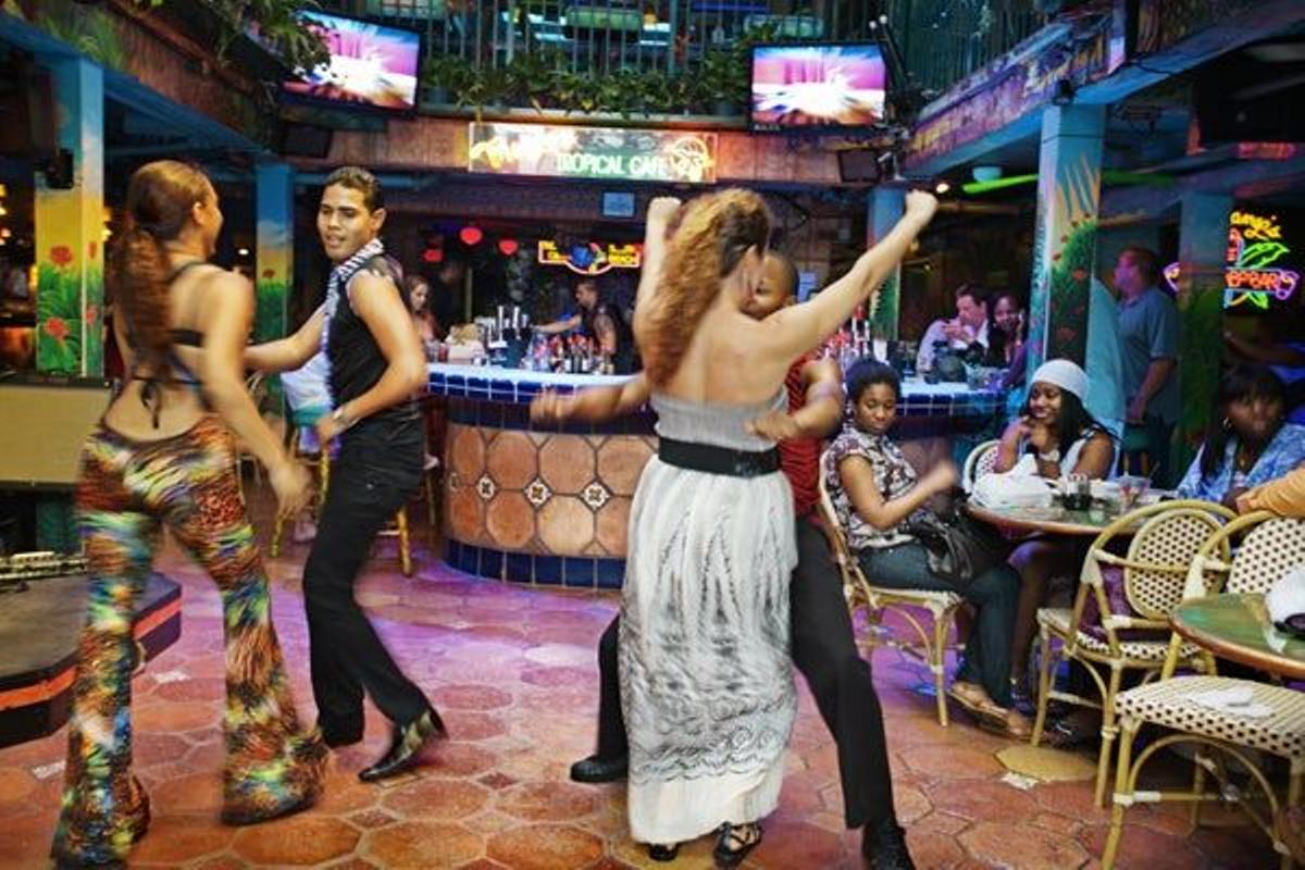 Los bares, clubes nocturnos y salas de baile crecen constantemente en una ciudad donde el universo l
