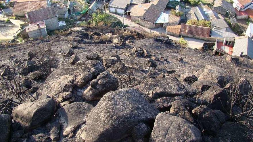 Las rocas en supuesto riesgo de derrumbe, en la fuerte pendiente de la cara suroeste del Monte do Castro. // FdV