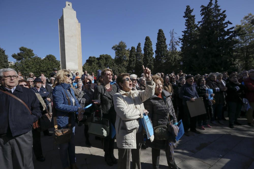 Más de 400 personas se concentran en defensa del monumento sa Feixina