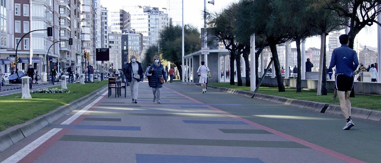 Paseantes en la nueva zona peatonal del Muro.  | DANIEL MON