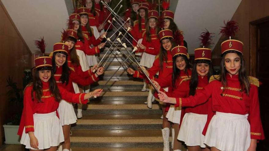 La majorettes de O Grove durante la recepción a los Reyes Magos. // Muñiz