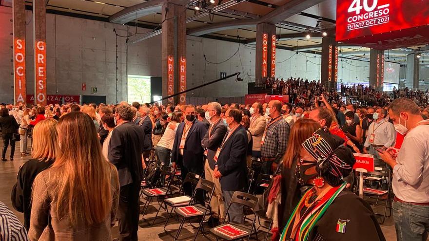 José Luis Ábalos, en segunda fila al lado de consellers, en el Plenario del PSOE