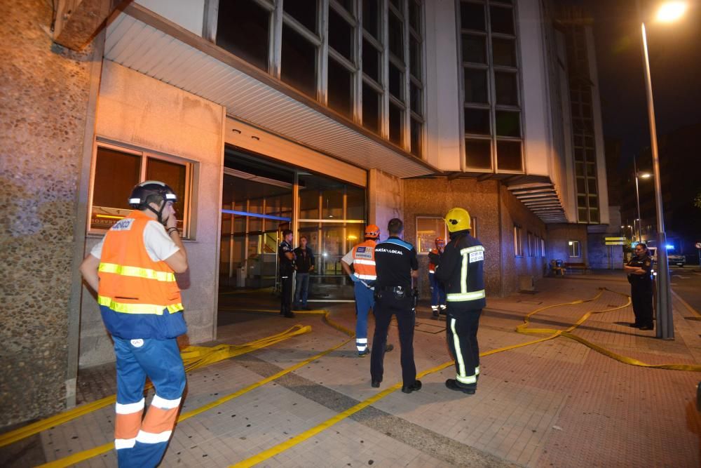 Los Bomberos tuvieron que actuar a última hora de la tarde en el Hospital de Pontevedra, donde un paciente había plantado fuego a los colchones de tres habitaciones.