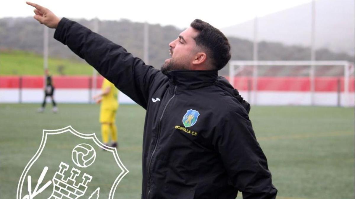 Isaac de la Cuesta, entrenador del Montilla CF, en uno de los encuentros de la temporada.