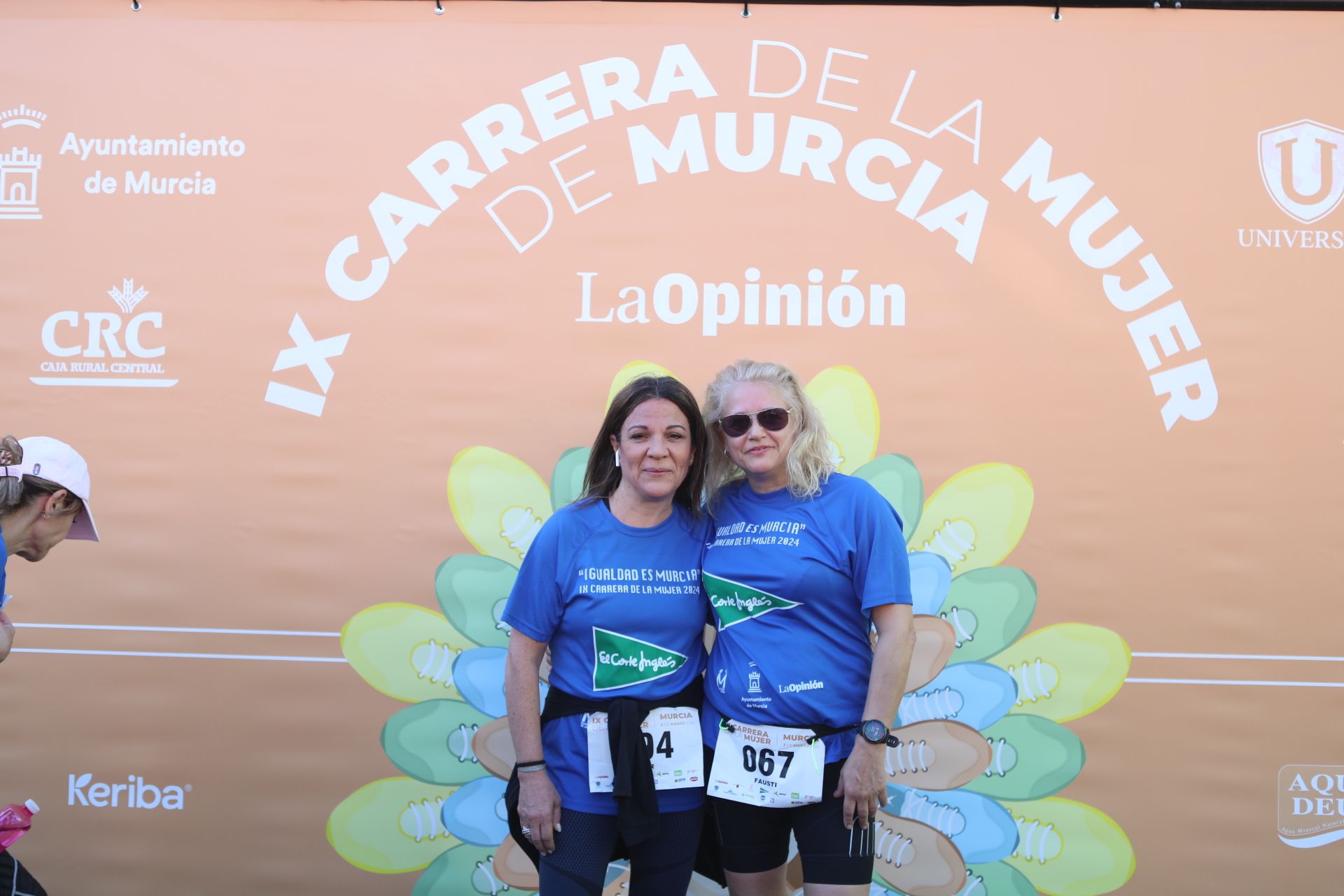 Las participantes posan en el photocall tras finalizar la Carrera de la mujer de Murcia