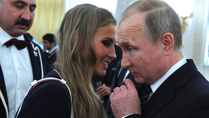 Putin conversa con una olímpica de sincronizada.
