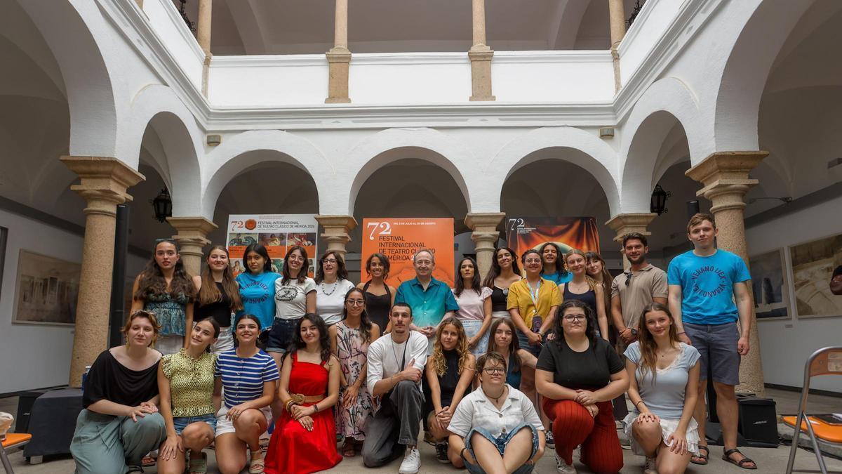 Visita de los jóvenes del Campo Internacional de Voluntariado en Mérida.