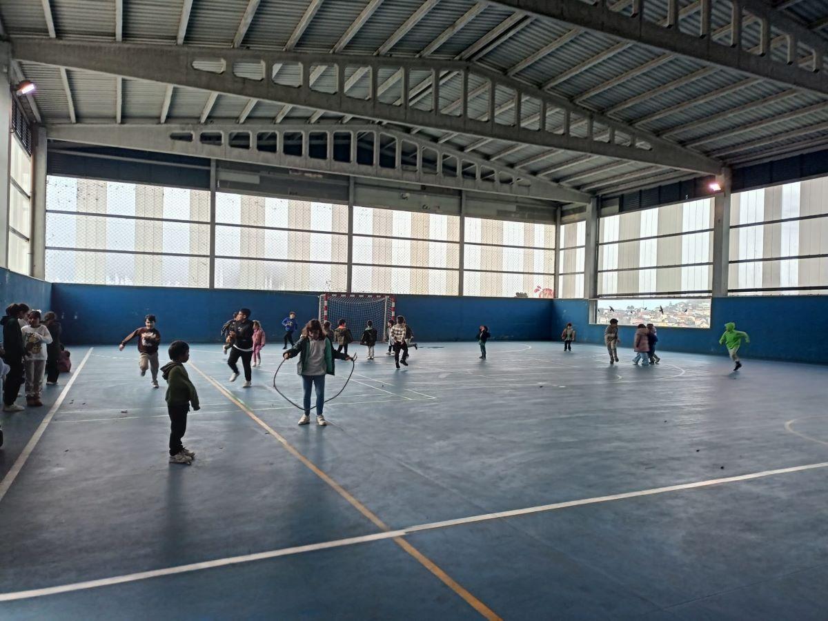 Los colegios recurren al gimnasio como alternativa al patio durante las lluvias.