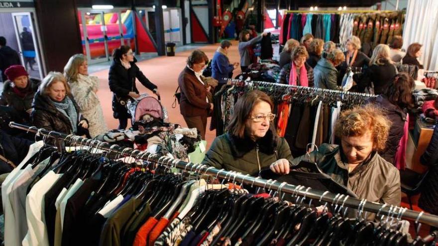 Compradores, ayer a mediodía, en los puestos de ropa de la Feria de stocks.