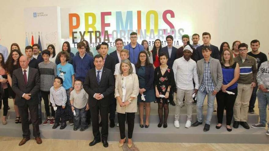 40 estudiantes dignos de premio  |  La Consellería de Educación entregó ayer 40 Premios Extraordinarios de ESO al rendimiento académico y al esfuerzo y a la superación personal del curso 2015-2016. Los 20 adolescentes que destacaron por su rendimiento (7 de Pontevedra) sacaron al menos un 9 en todas las materias de los cuarto cursos de ESO y el 55% alcanzó como poco el 9,75. Los que fueron premiados por su esfuerzo para superar dificultades incluyen ocho escolares de Pontevedra. El conselleiro de Educación, Román Rodríguez, destacó que los galardones son &quot;un éxito colectivo&quot; de alumnos, familias y docentes.