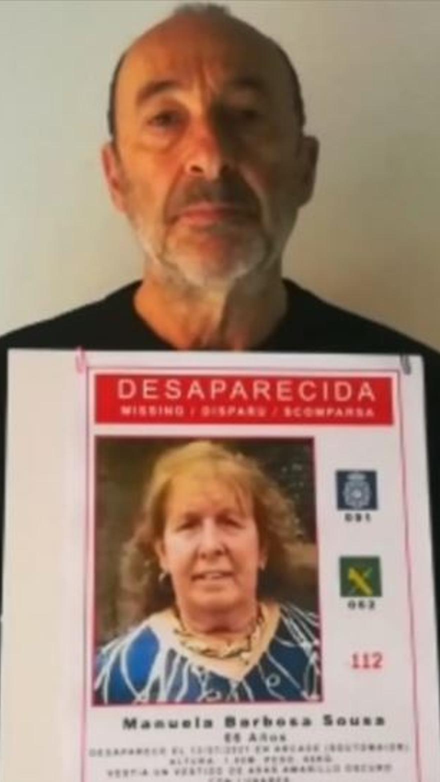 Manuel Manquiña posando con un cartel de la desaparición de Manuela Barbosa.