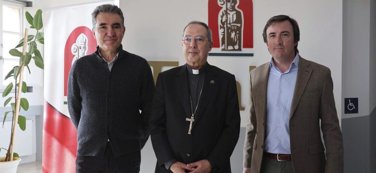 El obispo de Zamora, Fernando Valera, entre Isidro Deza (izq.), de Fundación Personas, y Javier Visiers. | VÍCTOR GARRIDO