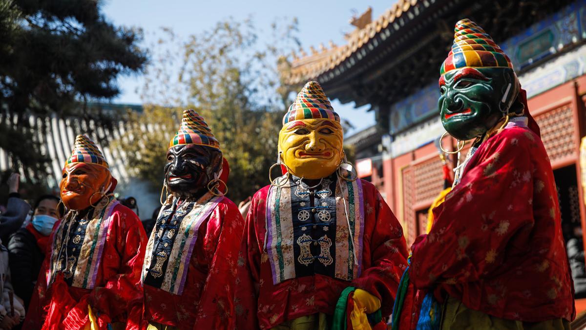 Monjes budistas bailan la Danza del Diablo en Pekín