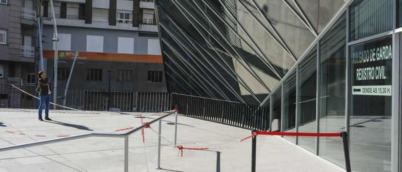 Parte de la entrada al juzgado, cortada ayer por la amenaza de desprendimiento de un vidrio. // B. Lorenzo