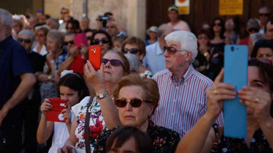 Público concentrado en la plaza de Santa María la Nueva.