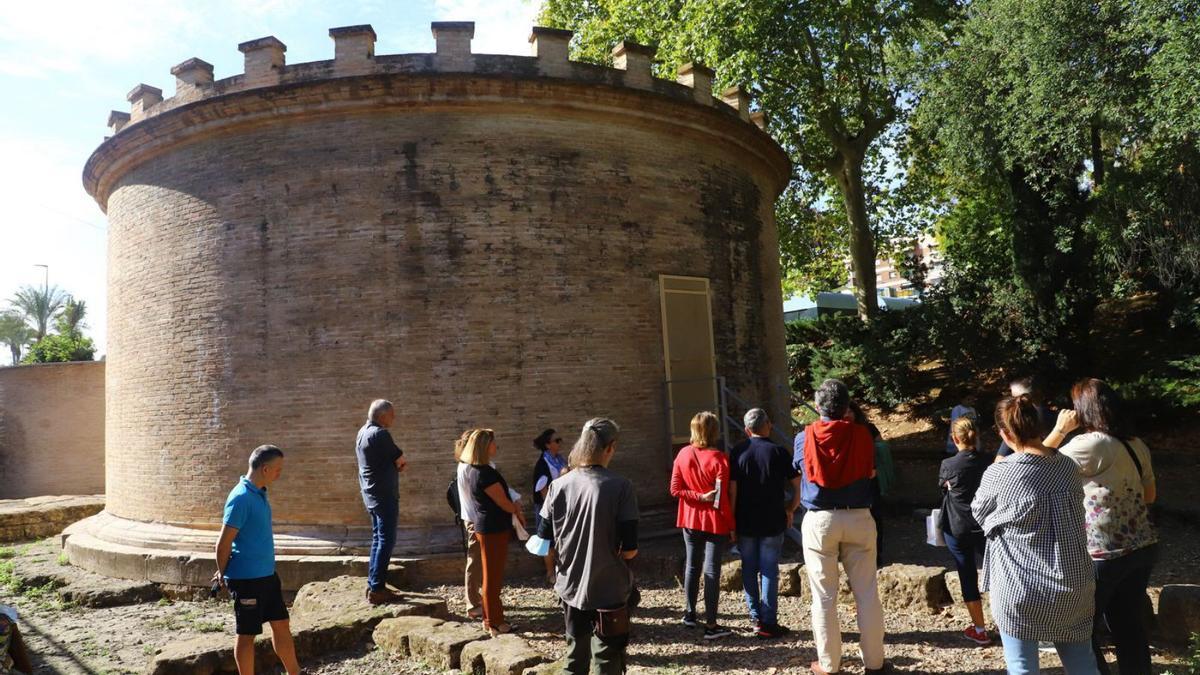 Integrantes de uno de los grupos que visitaron el monumento funerario romano de Puerta Gallegos.