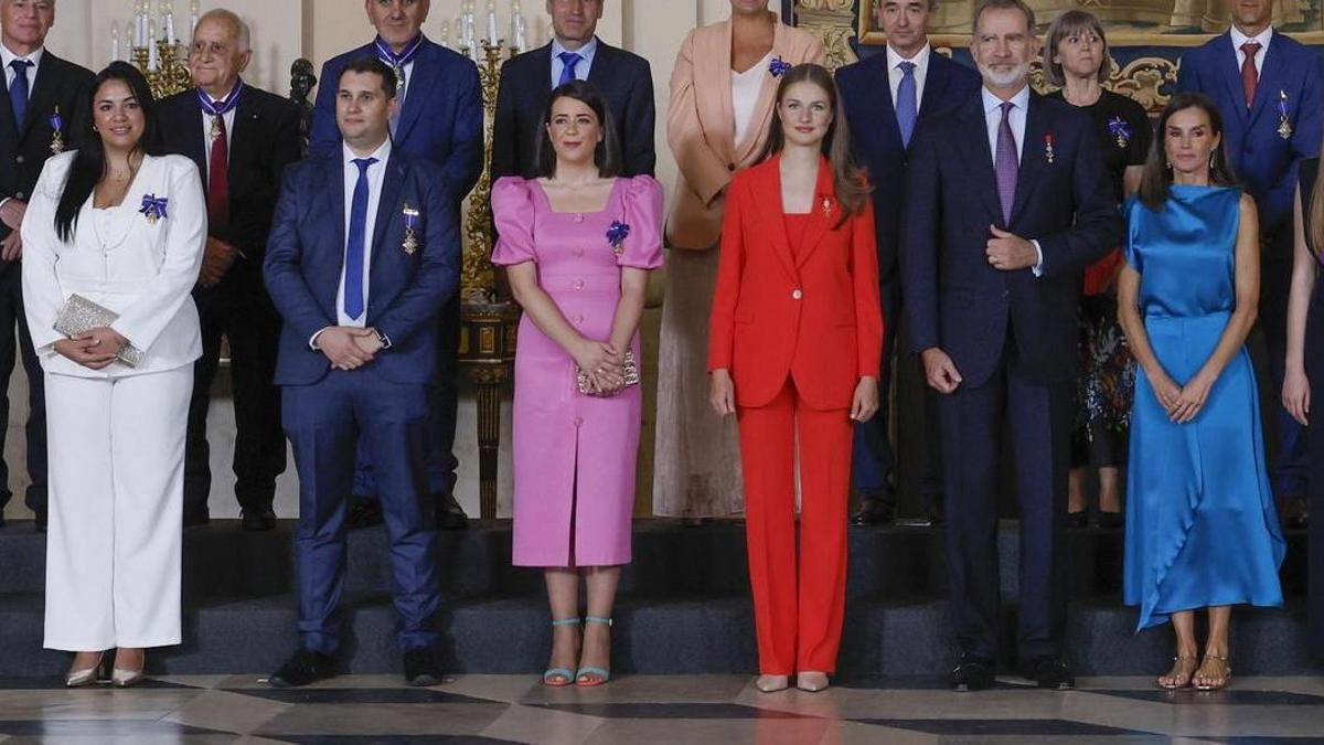 Por la izquierda, Tamara Fernández, con otros condecorados y los Reyes y sus hijas.