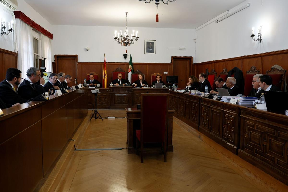 Las acusaciones populares, a la derecha, y las defensas y la fiscal, a la izquierda, en la sala de vistas de la Audiencia, este jueves.