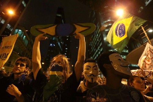 MILES DE PERSONAS PROTESTAN EN RÍO DE JANEIRO CONTRA ALZA DE TRANSPORTE