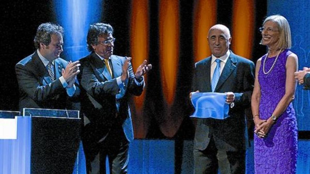 Josep Terradellas y su esposa, Anna, con  el premio, en presencia del alcalde Jordi Hereu,  y el presidente de la Comisión Ejecutiva del Grupo Zeta, Juan Llopart.