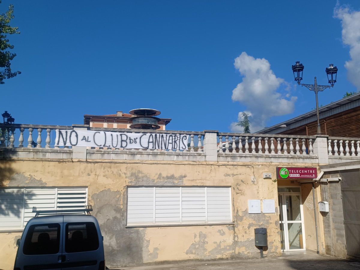 Pancarta penjada al telecentre de Berga, que és davant d'on s'ubicaria