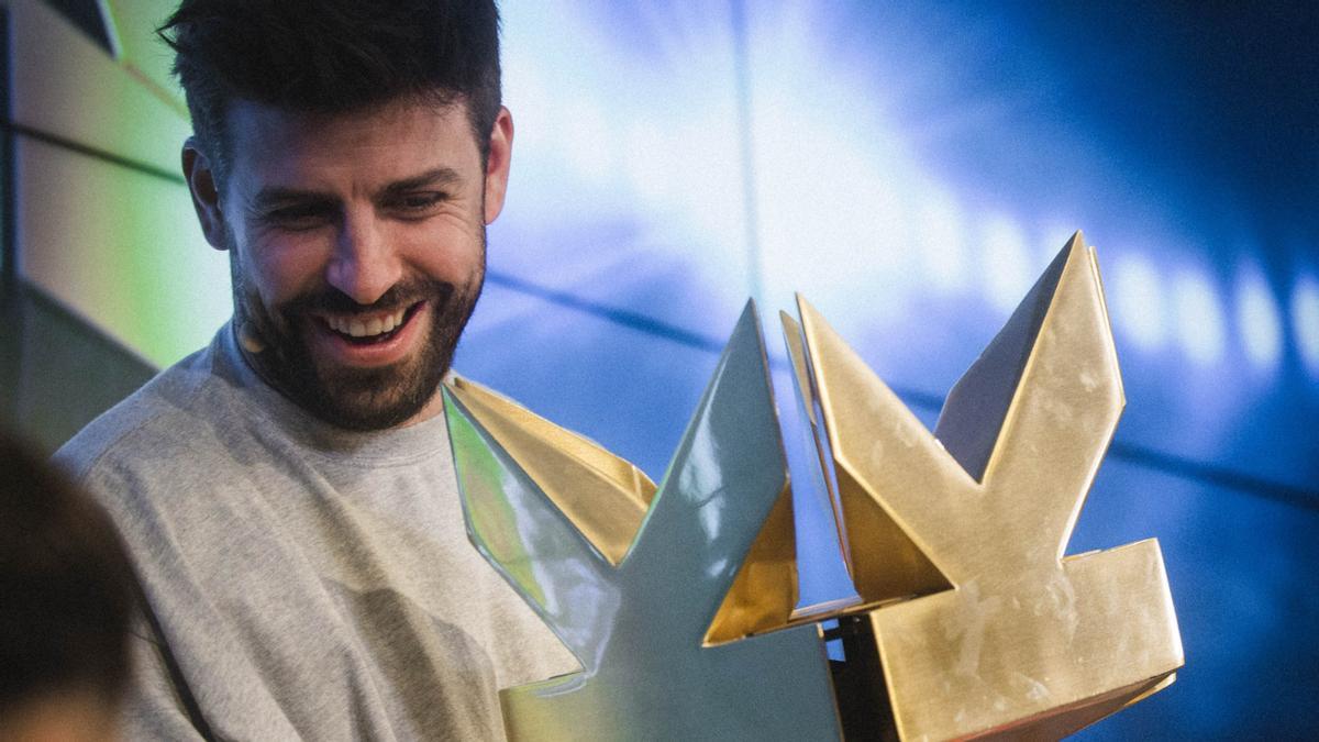 Gerard Piqué  exhibe la copa de la Kings League antes de la Final Four