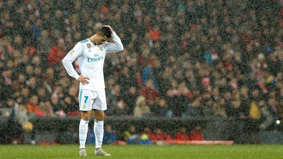 Cristiano Ronaldo, desolado bajo la lluvia en San Mamés