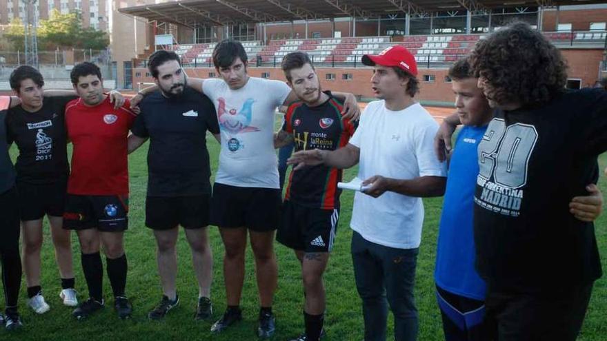 Ángel López explicando al grupo el entrenamiento que realizarían.