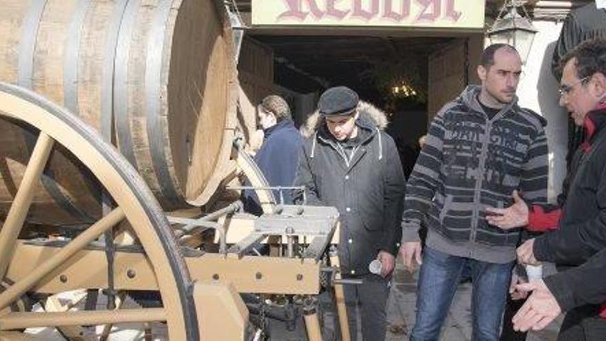 El carro de la bóta situat davant del Rebost mentre l&#039;observen diversos balsarenyencs