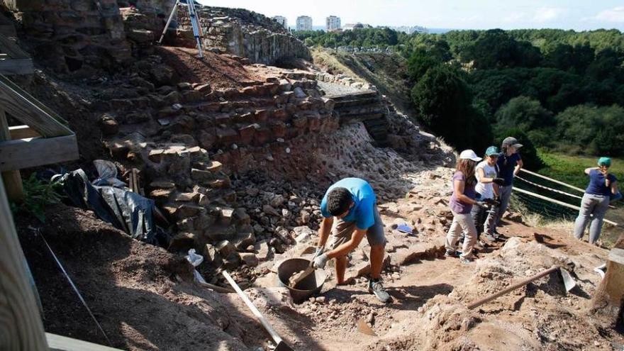 Miembros del grupo arqueológico, ayer por la tarde, en el yacimiento.