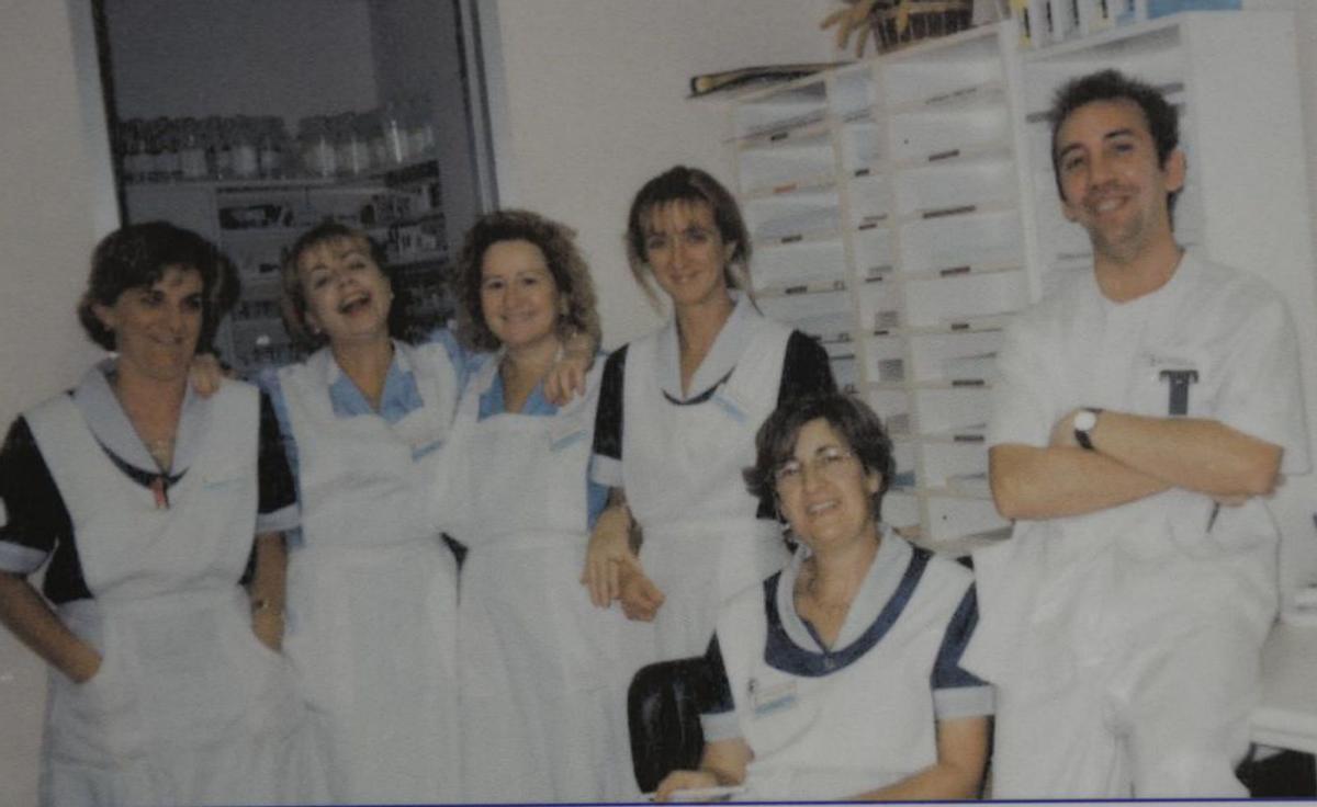 Marlén García, a la izquierda, junto a otros compañeros, en una foto que guarda en su despacho y que data de 1997. | ÁNGEL GONZÁLEZ